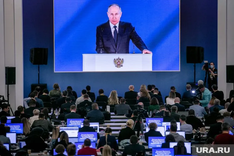 В связи с пандемией Владимир Путин продолжает ограничивать количество очных встреч