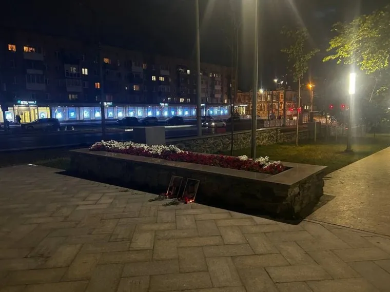 Пермяки принесли цветы к неформальному мемориалу основателям частной военной компании Евгения Пригожина