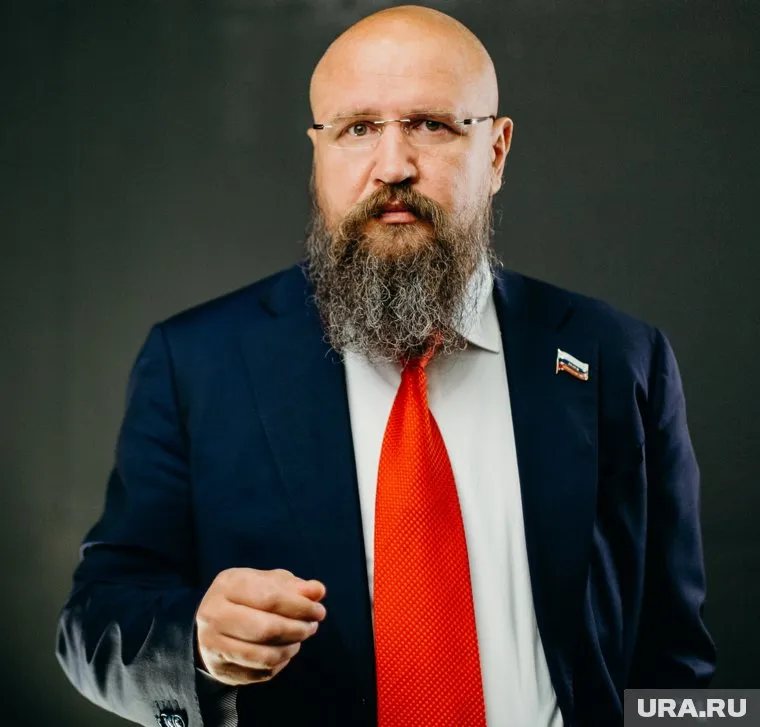 Главный враг югорских элит теперь пугает и изменением имиджа