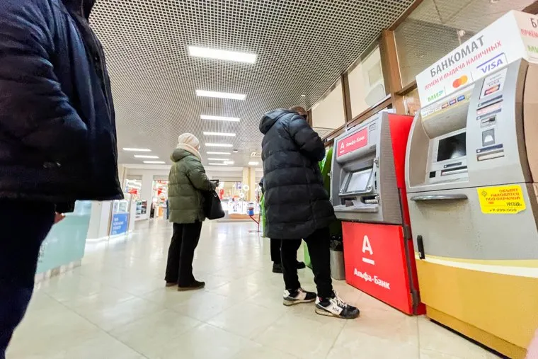 Очереди за деньгами в банкоматы. Челябинск