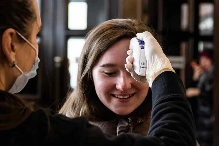 Меры предосторожности по коронавирусу на входе в администрацию Екатеринбурга. Екатеринбург