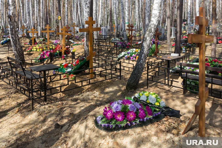 Захоронение образовалось в апреле и за несколько месяцев число могил выросло в несколько раз