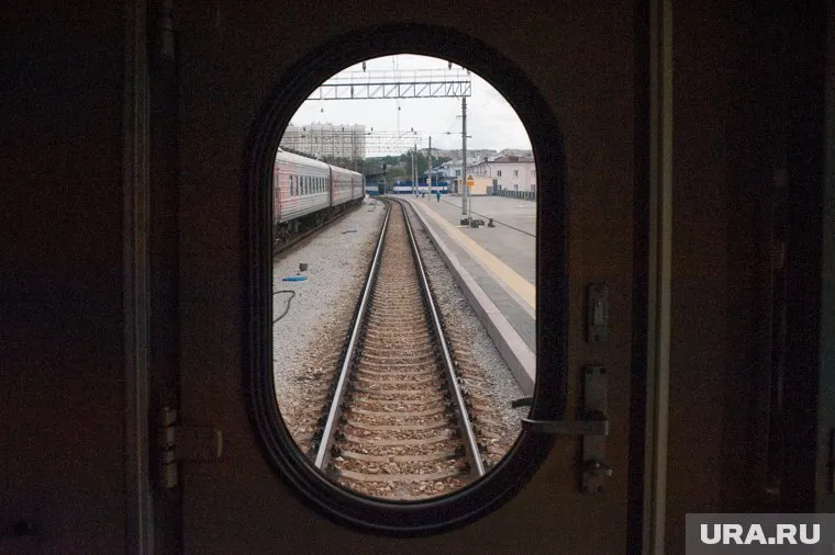 Пассажирский поезд столкнулся с грузовиком