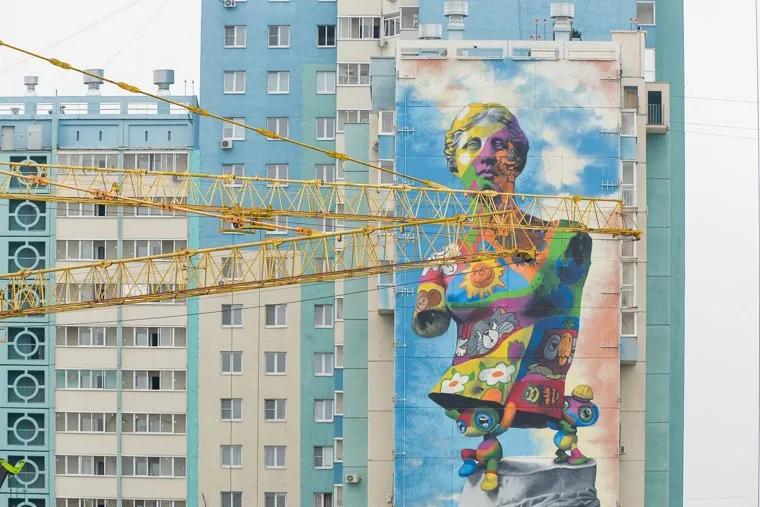 Алексей Текслер и генеральный секретарь Российского футбольного союза Максим Митрофанов на торжественной церемонии начала строительства крытого футбольного манежа. Челябинск