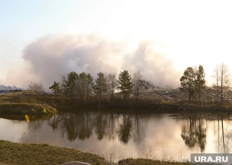 В пригороде Кургана горит Шуховский полигон