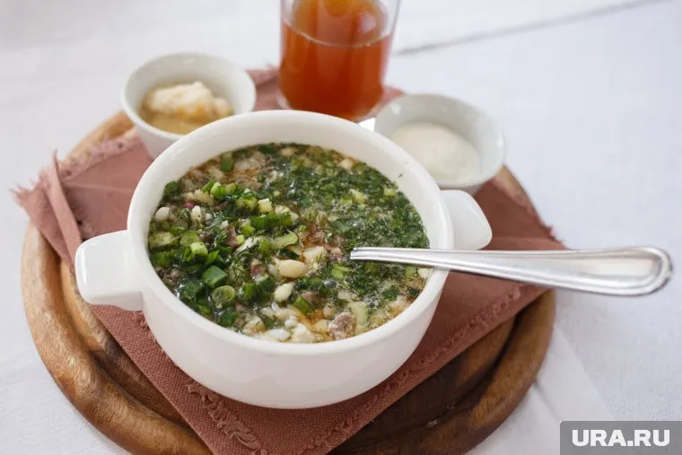 Окрошку подают на квасе, кефире и даже айране