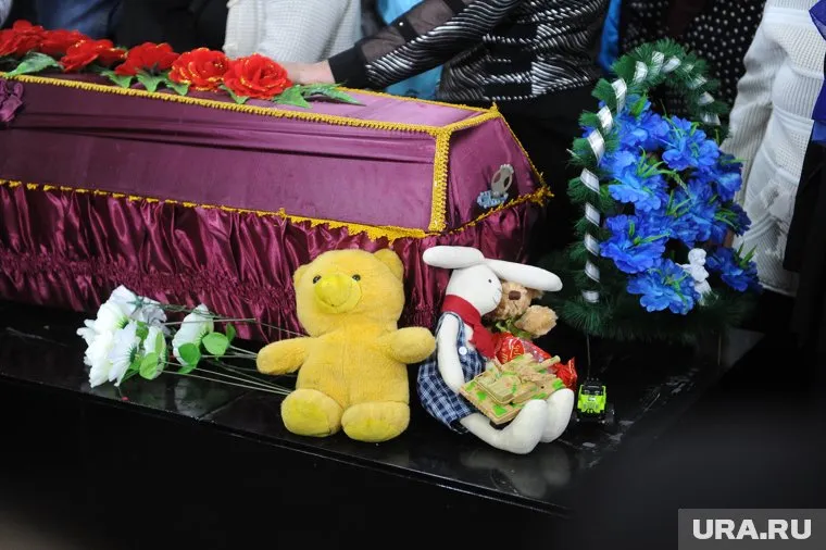 Ребенка хоронят в закрытом гробу