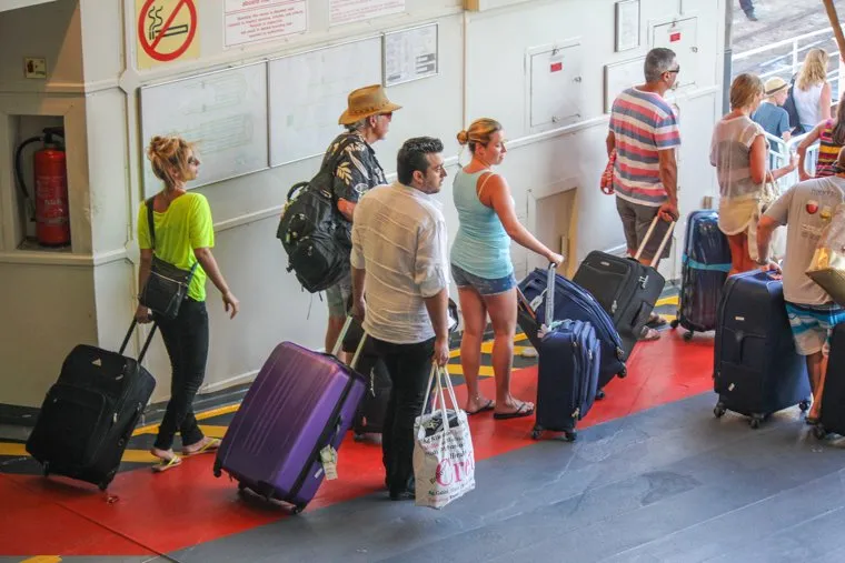 Санторини. Греция., чемоданы, пассажиры, туристы