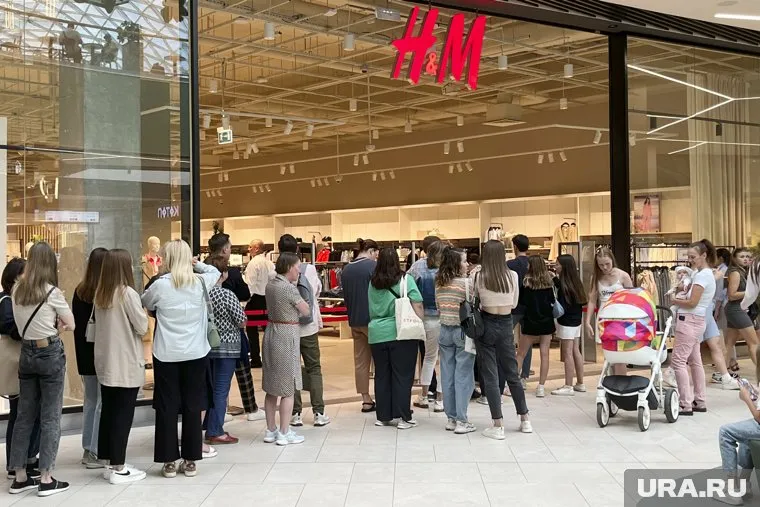 Общественники просят брать компенсации с брендов за уход из России