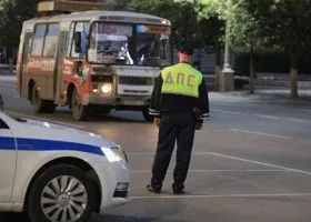 Автоледи без водительских прав прокатила ДПСника из ХМАО на двери