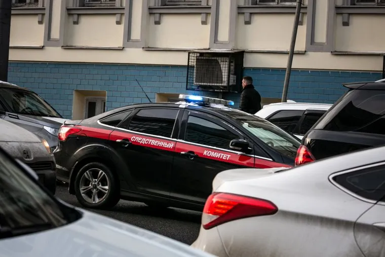 Последователи Николая Романова (отца Сергия) у здания Басманного районного суда. Москва