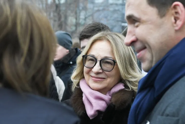 Возложение цветов к стеле у Ельцин Центра. Екатеринбург