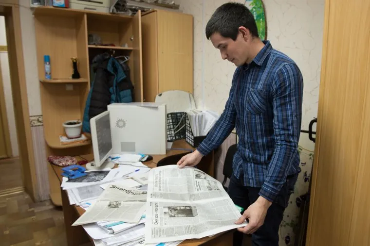 Егерь охотничьего хозяйства "Коклан" Ихтиандр Шарипов и дорога через камыши. Челябинская область