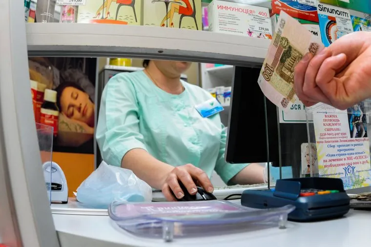 Депутат челябинской городской Александр Галкин проверяет наличие медицинских масок в аптеках. Челябинск