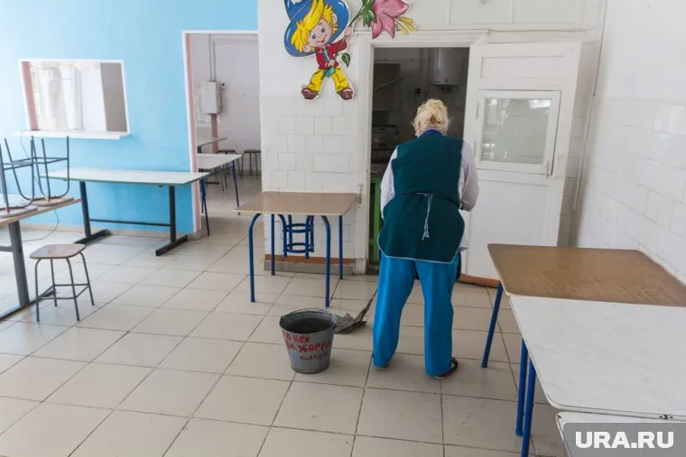 Уборщица в больнице не имела права быть санитаркой