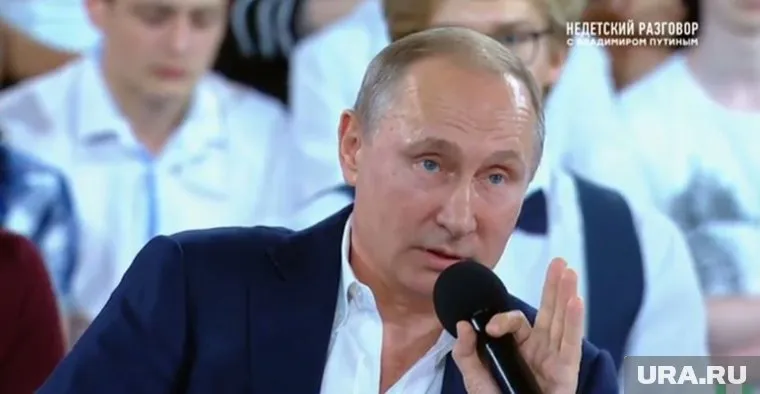 Путин начал общаться со школьниками на площадке "Сириуса"