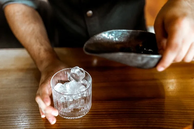 Максим Ягольник, приготовление коктейлей в ресторане Молодость. Тюмень.