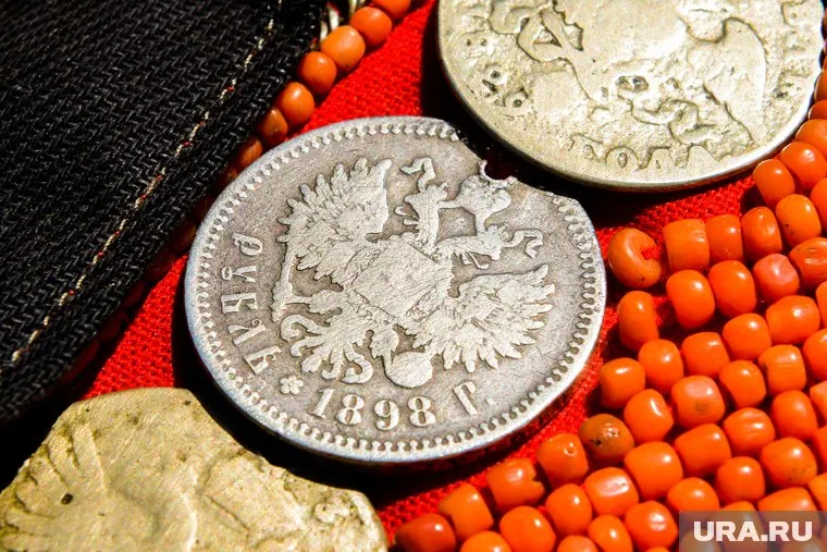 Продавец оценивает стоимость пробника монеты 18 века в сумму от 200 до 250 миллионов рублей