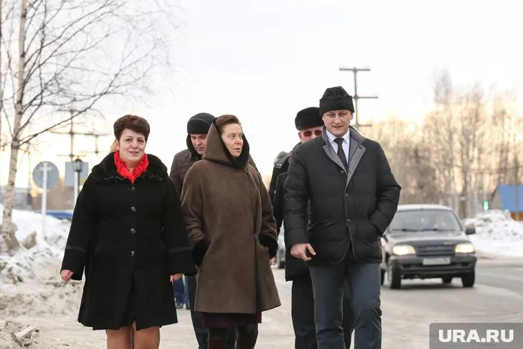 Врио губернатора ХМАО Комарова впервые вышла в люди в своем новом статусе - глава региона даже прогулялась по югорскому поселку