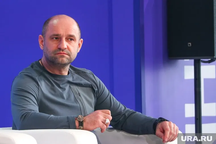 Вместе со студентами Жога прошел по территории кампуса