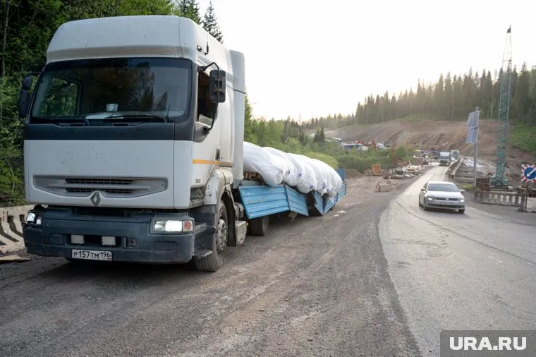 Водители объезжают место ДТП по обочине
