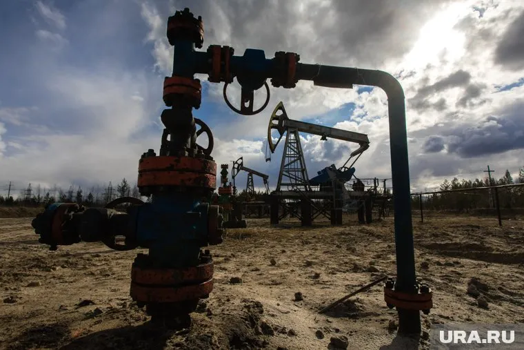 Большое пятно нефти находится в 33 км от Тюменского месторождения