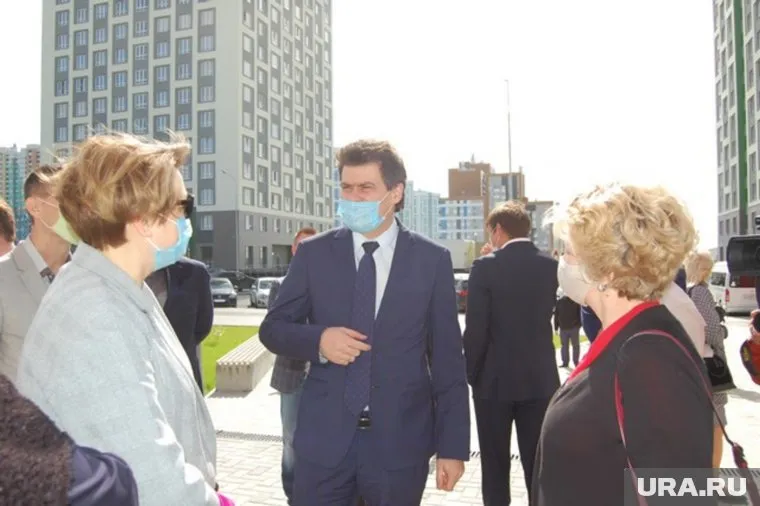 Мэр Екатеринбурга Александр Высокинский и другие чиновники осмотрели строящиеся школы и детсады