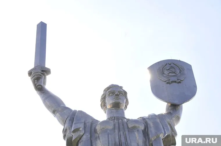 В Киеве демонтируют герб СССР на монументе и вместо него установят тризуб