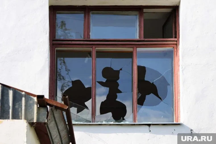 В результате обстрела выбило стекло дома