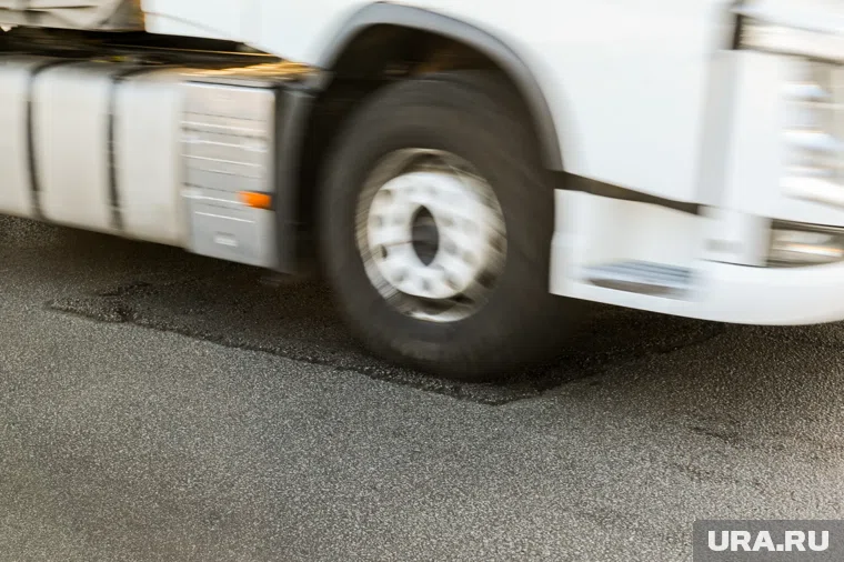 Большегруз развернуло на скользкой дороге на челябинской трассе 