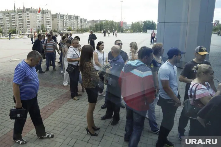 Люди стоят в очереди за билетами (архивное фото)