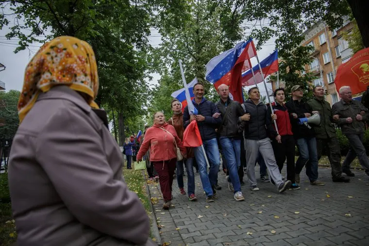 Несанкционированная акция против изменения пенсионного законодательства в Перми, пенсионерка, бабушка, шествие, флаг россии, несанкционированный митинг, пенсионная реформа