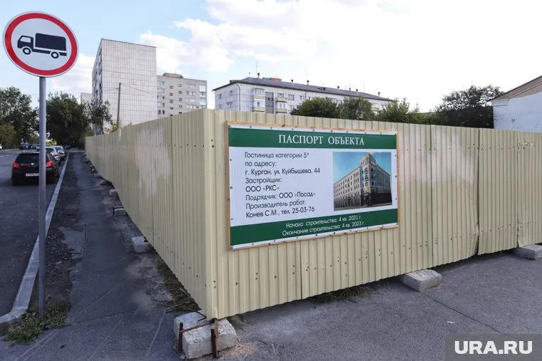 Ранее между забором и дорогой была полоса тротуара