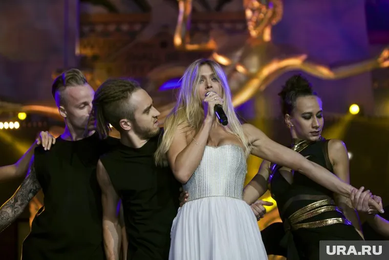 Вера Брежнева готова прилететь в Россию ради концертов, заявил ее директор