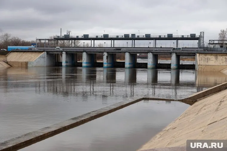 Спасатели рубят лед, чтобы вода не выходила из русла