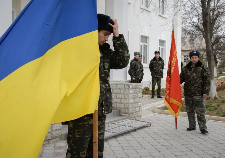 Безоружные украинские военные встретились с Российскими. Переговоры.Севастополь. Крым. Аэропорт Бельбек