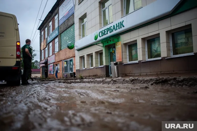 После наводнения в Нижних Сергах пострадал офис Сбербанка (архивное фото)