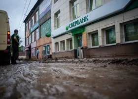 В затопленных Нижних Сергах поставили мобильные офисы Сбербанка