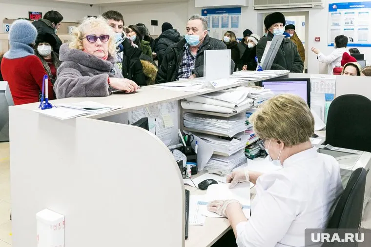 При первых симптомах ОРВИ или COVID-19 россияне могут открыть больничный дистанционно, позвонив в поликлинику