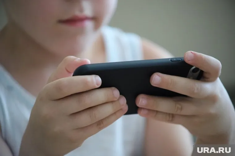 Зачастую родители разрешают детям делать покупки в интернете