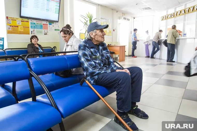 Приема у терапевта людям приходится ждать по нескольку дней