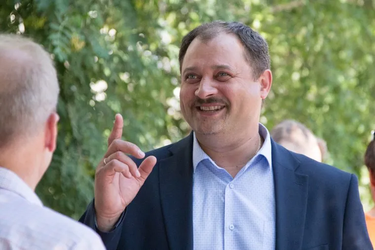 Рейд по объектам ремонта с главой города. Курган, улыбка, руденко сергей, указательный палец вверх