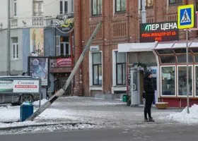 Пострадали внедорожник и светофор