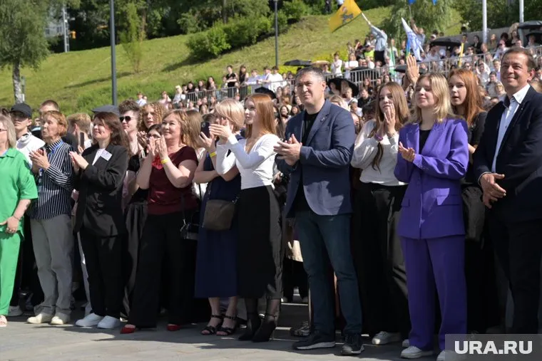 Затем он с большой сцены на набережной Камы поздравил самых успешных школьников