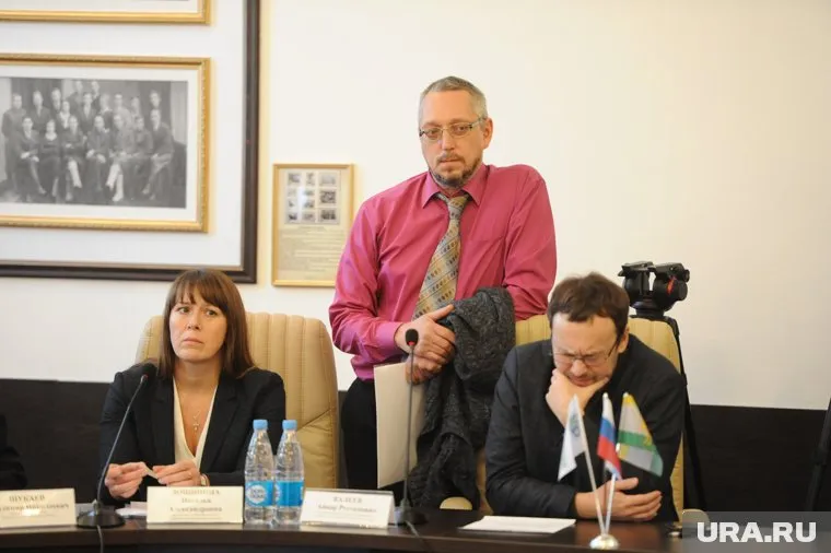 Василий Московец (стоит) и его коллеги покинули зал