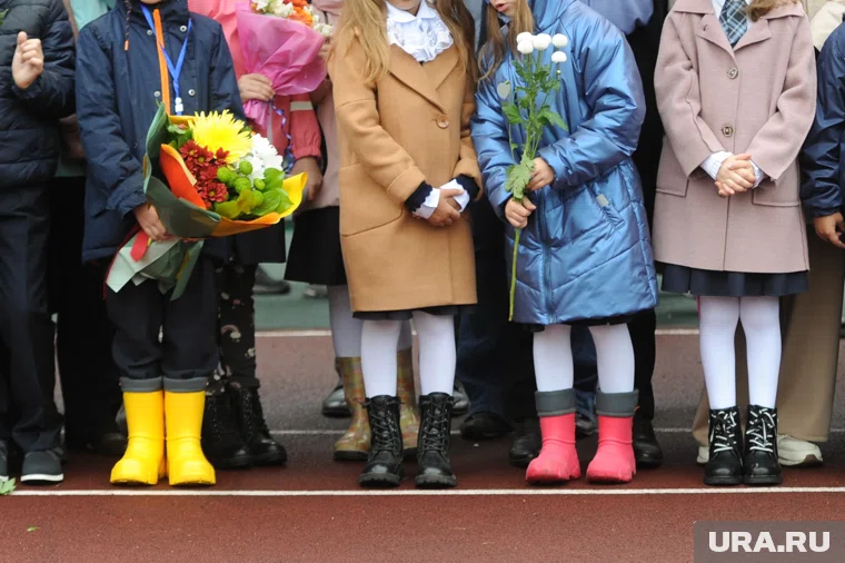 Сев после линеек за парты, челябинские школьники вместо цветов взяли в руки смартфоны с нейросетями