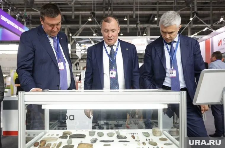 Глава Екатеринбурга Алексей Орлов и замглвавы Рустам Галямов рассматривают артефакты на стенде «Синара-Девелопмент»