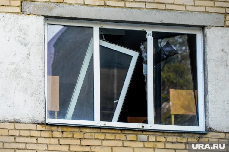 В квартире вынесло окно и поврежден балкон
