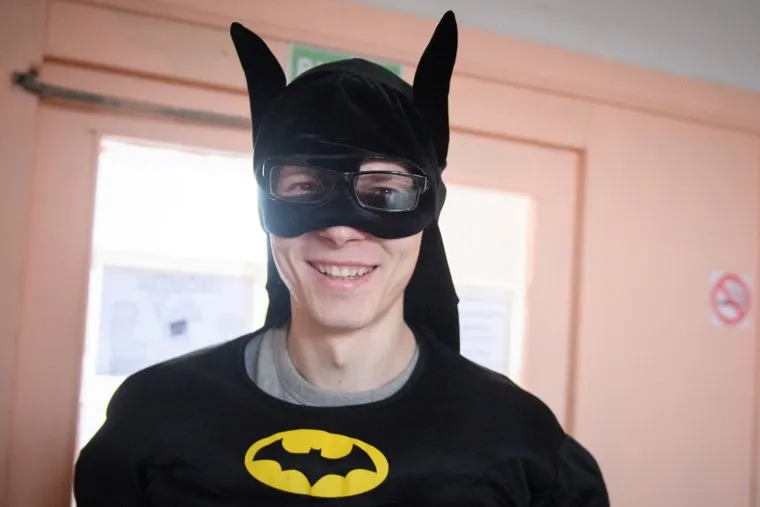 Влад Рябухин чистит снег в костюме Бэтмена. Свердловская область, пос. Кедровка, рябухин владислав, костюм бэтмена