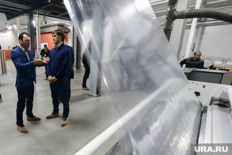 Мужчину затянуло в станок для упаковки в стрейч-пленку